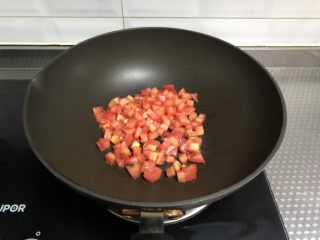 番茄浓汤面,直接下锅，不停翻炒