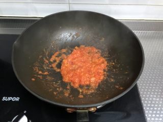 番茄浓汤面,炒成泥糊状