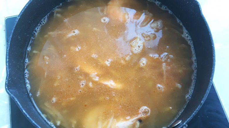 萝卜丝虾汤,之后加水，盖上盖子加热至翻滚