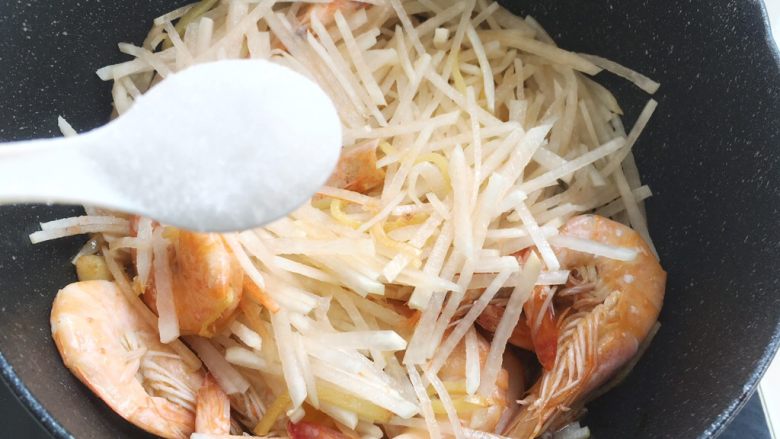 萝卜丝虾汤,加入一小勺盐