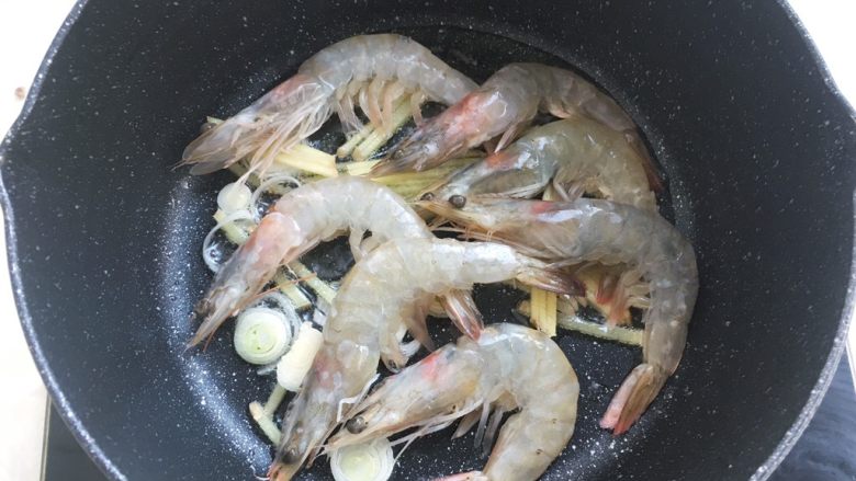 萝卜丝虾汤,之后加入虾，用筷子将虾反面