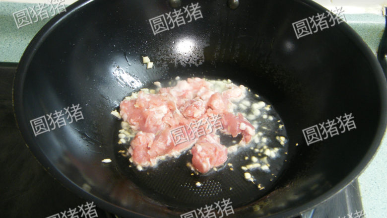 飘香嫩豆腐——健康私房菜,放入猪绞肉小火煸炒至熟。