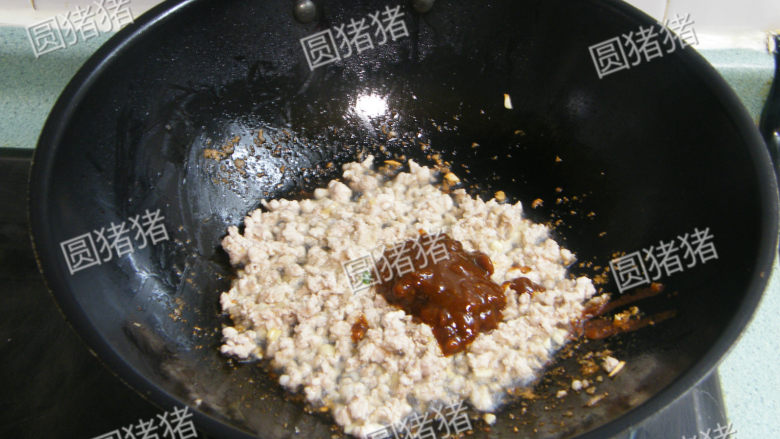 飘香嫩豆腐——健康私房菜,加入黄豆酱及柱侯酱，砂糖。