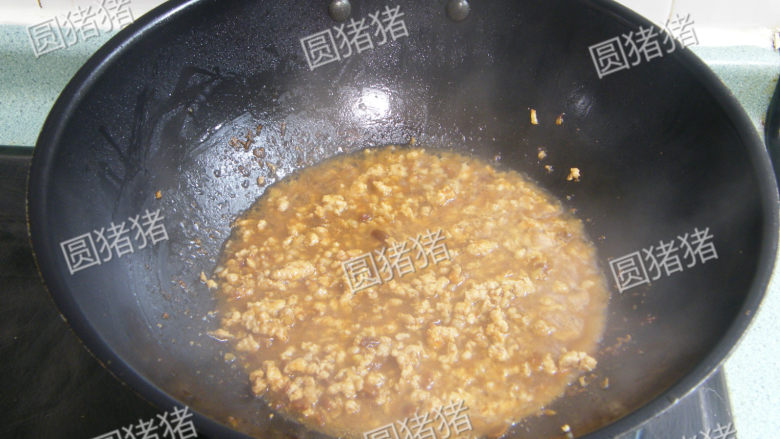 飘香嫩豆腐——健康私房菜,加入清水适量，刚好没过肉末,加盖用小火煮约10分钟。