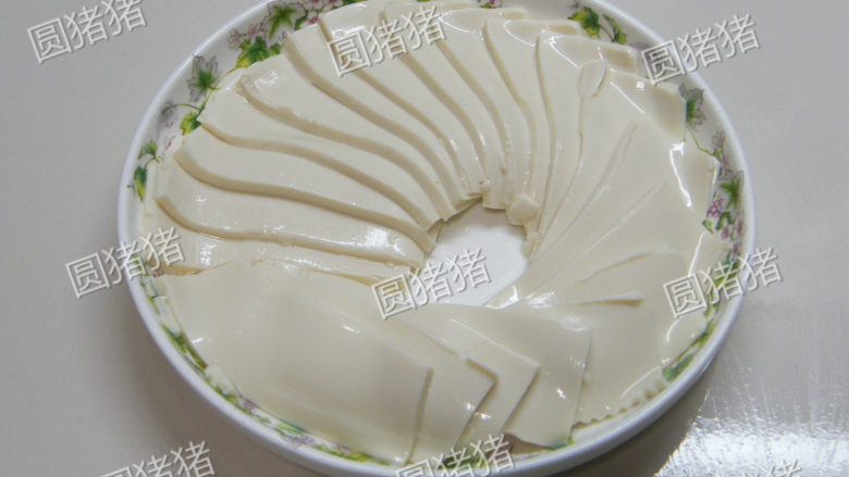 飘香嫩豆腐——健康私房菜,将豆腐摆放在盘内，中间留一个圆形空出来不摆。