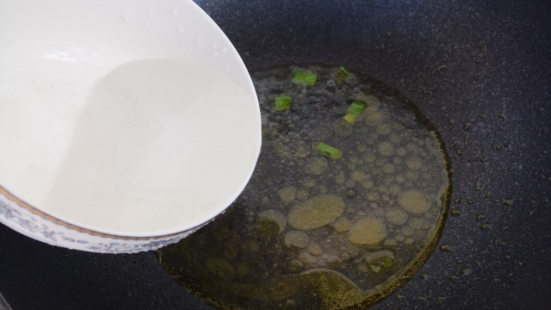 木耳蛋花汤,然后加入一大碗水。