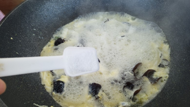 木耳蛋花汤,然后加一勺盐。