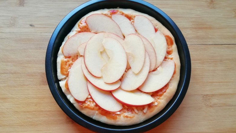 百变水果 水果披萨,摆上苹果片。