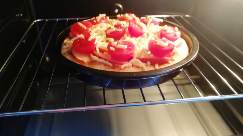 百变水果 水果披萨,送入烤箱，上下管190度烤10分钟。