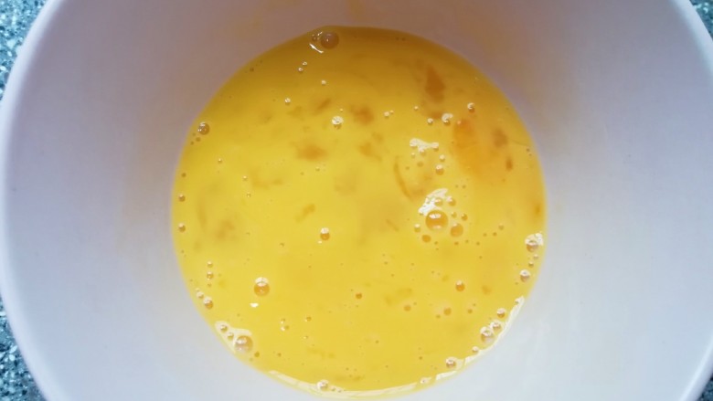 黄油杏仁饼干,鸡蛋打散。