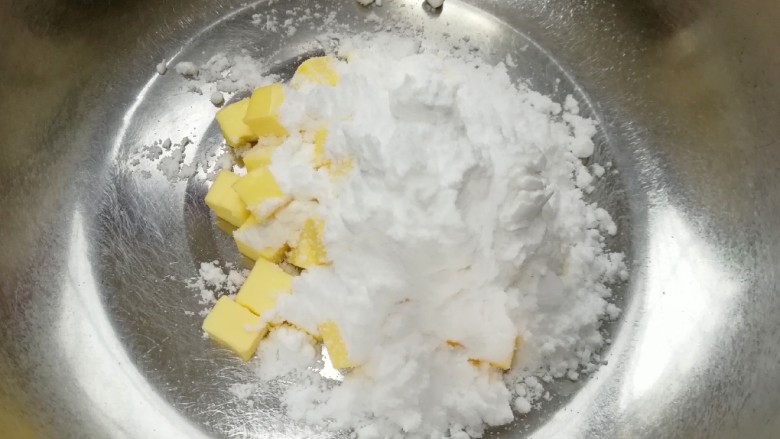 黄油杏仁饼干,软化的黄油中加入盐和糖粉。