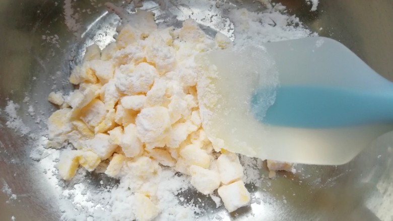 黄油杏仁饼干,用硅胶刮铲翻拌均匀，以免打发的时候糖粉乱飞。