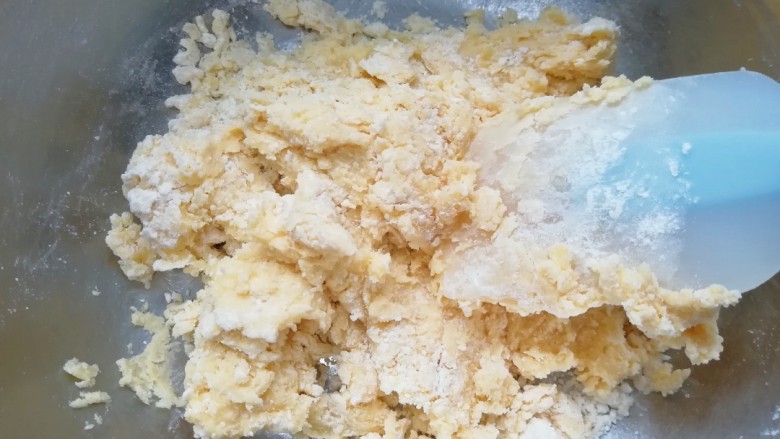 黄油杏仁饼干,用硅胶刮刀翻拌均匀，揉成光滑的面团，盖上保鲜膜静置15-20分钟。
