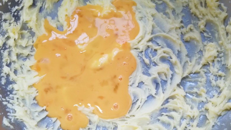 黄油杏仁饼干,加入蛋液，打发至蛋液和黄油完全融合(装蛋液的小碗先不要洗，后面有用)。
