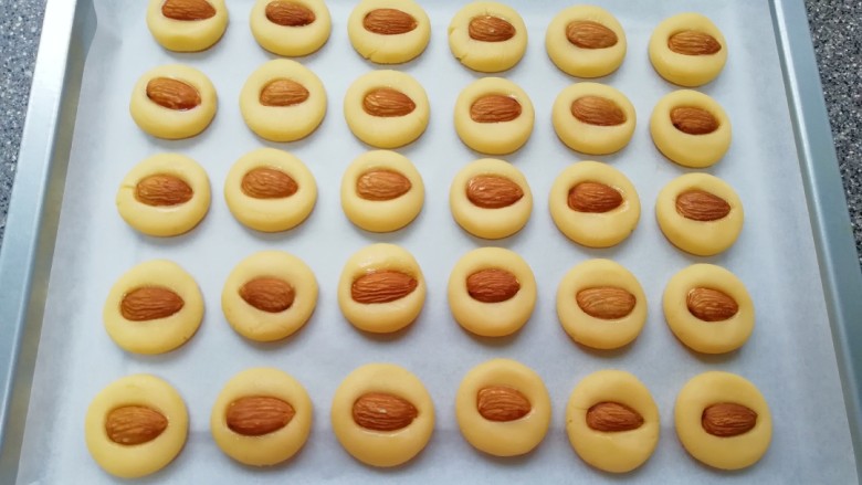黄油杏仁饼干,依次做好所有的杏仁饼干。