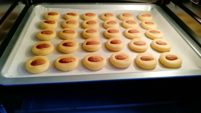 黄油杏仁饼干,送入预热好的烤箱。