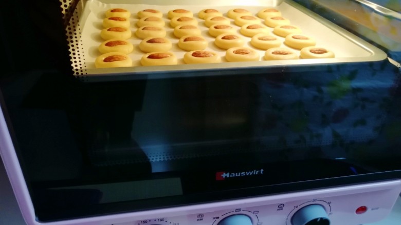 黄油杏仁饼干, 上下管175度烤18-20分钟。