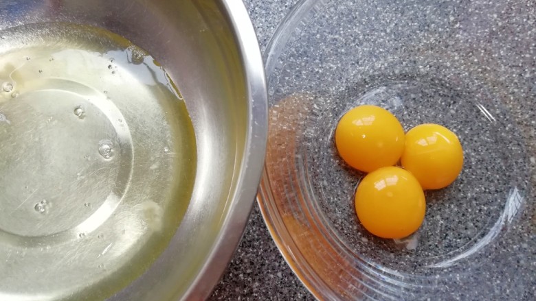 原味戚风蛋糕(6寸),蛋清蛋黄分离(放蛋清蛋黄的容器必须无油无水保持干净)。