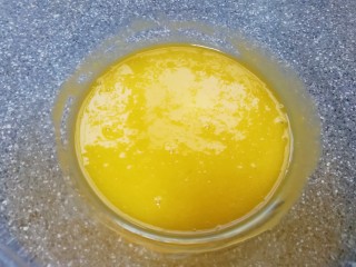 原味戚风蛋糕(6寸),蛋清先放在一边，用手动打蛋器把蛋黄搅打均匀。