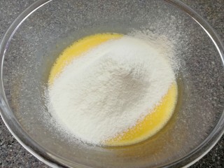 原味戚风蛋糕(6寸),筛入低筋面粉，用手动打蛋器呈“Z”字形来回搅动，切记不要转圈搅拌，以免起筋。
