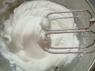 原味戚风蛋糕(6寸),高速打发至提起打蛋器，打蛋器上的尖角坚挺竖立不弯。