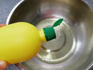 原味戚风蛋糕(6寸),蛋清里面加入几滴柠檬汁，用电动打蛋器打发至粗泡状。