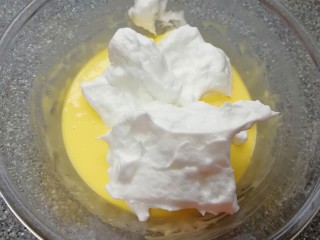 原味戚风蛋糕(6寸),打发好的蛋白分成三份，取中间的三分之一加入到蛋黄糊里面，用硅胶刮刀采用切拌和翻拌的方法混合均匀。