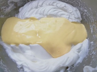 原味戚风蛋糕(6寸),再把混合好的蛋黄糊倒回到剩下的三分之二蛋白里面，以同样的手法继续混合均匀。