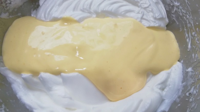 原味戚风蛋糕(6寸),再把混合好的蛋黄糊倒回到剩下的三分之二蛋白里面，以同样的手法继续混合均匀。