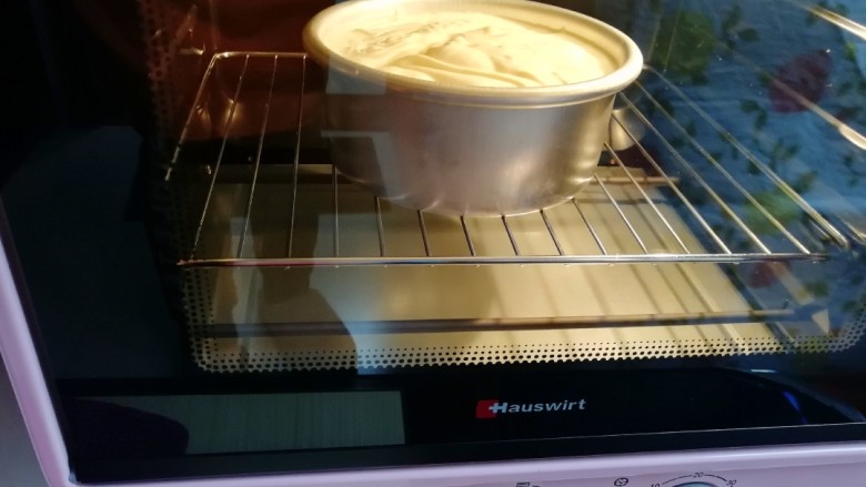 原味戚风蛋糕(6寸),送入预热好的烤箱，上下管150度烤30分钟。