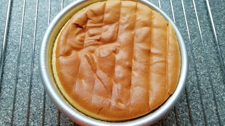 原味戚风蛋糕(6寸),凉透之后反过来脱模。