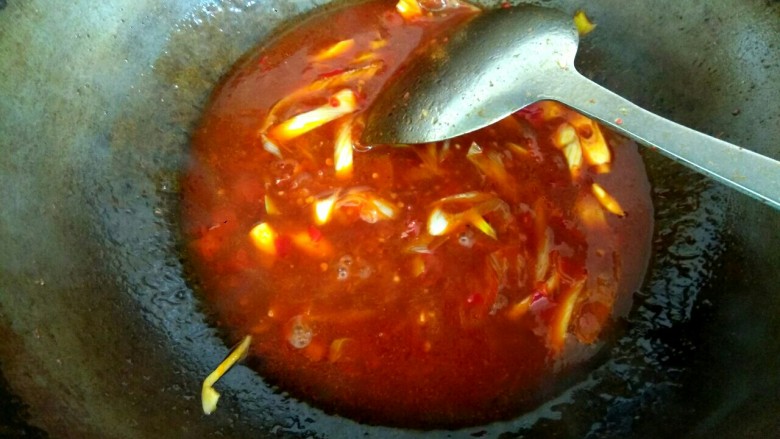 豆芽菜水煮肉,小碗中放入一勺淀粉，用水调成汁。把淀粉汁放入锅中，烧开关火