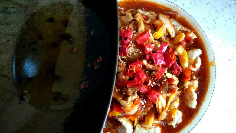 豆芽菜水煮肉,把花椒油浇到红辣椒上
