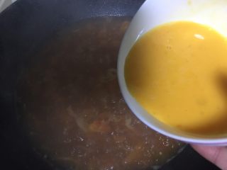 西红柿鸡蛋汤,一分钟后加入蛋液，慢慢搅拌