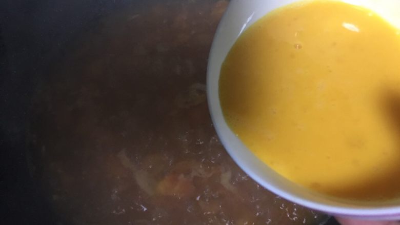 西红柿鸡蛋汤,一分钟后加入蛋液，慢慢搅拌