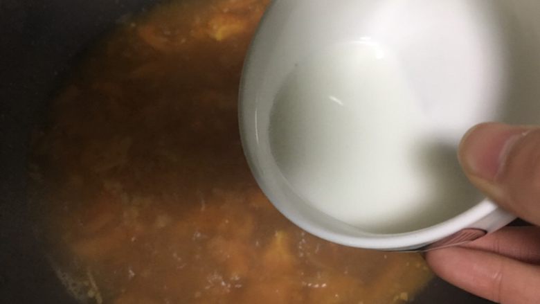 西红柿鸡蛋汤,加入淀粉勾芡