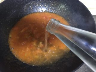 西红柿鸡蛋汤,加入适量矿泉水