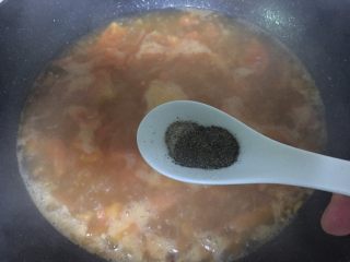 西红柿鸡蛋汤,放入适量胡椒粉