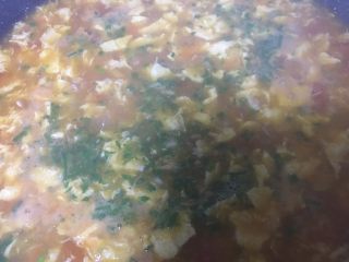 西红柿鸡蛋汤,小葱末和香菜末加入汤内，准备出锅
