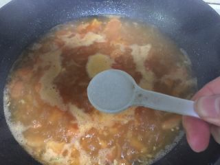 西红柿鸡蛋汤,水开后放入适量盐