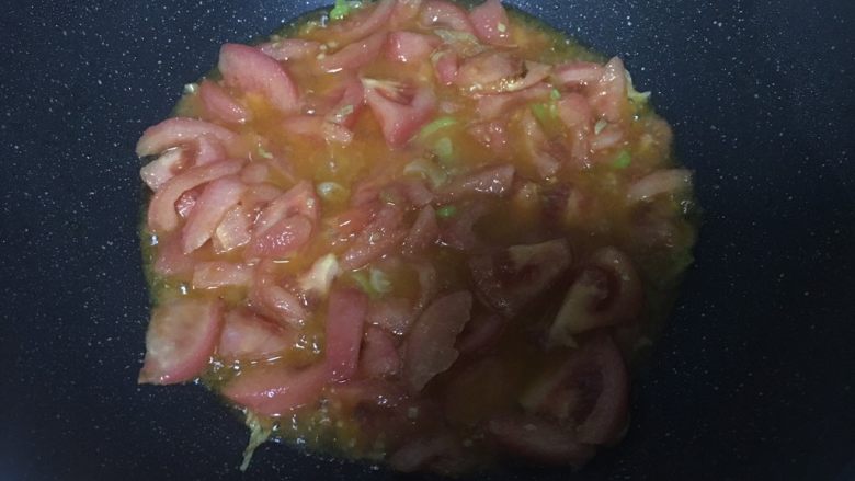 西红柿鸡蛋汤,加入西红柿翻炒