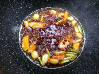 水煮肉片,加入50g郫县豆瓣炒出红油。