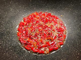 水煮肉片,热锅放入适量油，放入花椒和干辣椒炒香