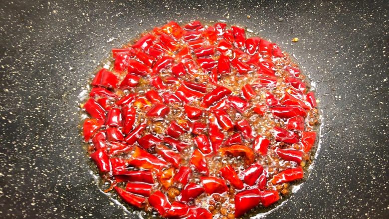 水煮肉片,热锅放入适量油，放入花椒和干辣椒炒香