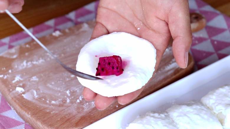 百变水果 西米水晶月饼,用手压成小饼，取10g左右水果粒