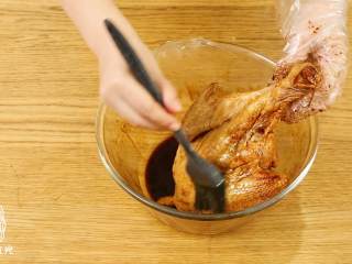 果木烤鸡24m+,剩下的黄油和蜂蜜混合均匀，刷抹在鸡的表面，把鸡腿和鸡翅部分用锡纸包一下