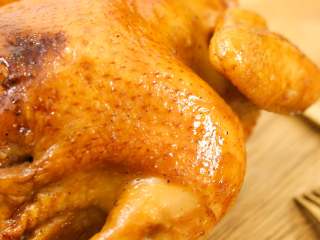 果木烤鸡24m+,可以根据鸡的大小和烤箱不同，上下调整10分钟左右，能轻松扎动即可