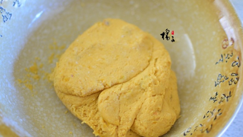 红薯糯米饼,用手揉成面团
