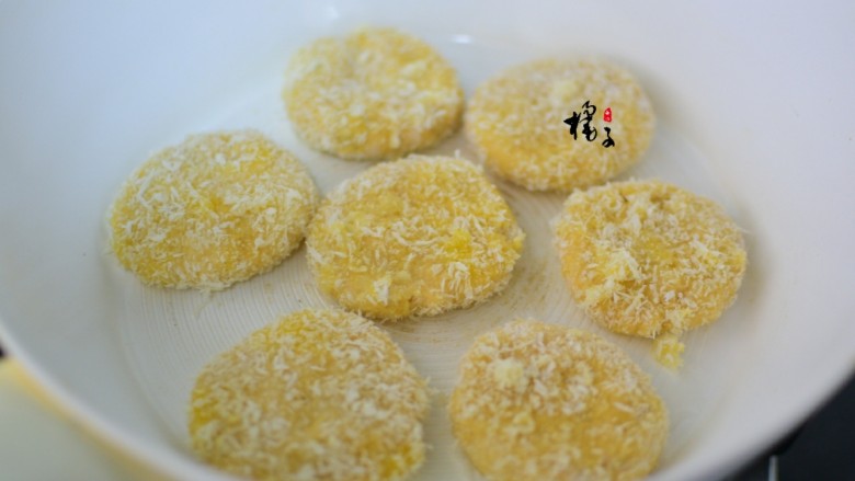 红薯糯米饼,锅中刷少许油，把饼放中间，煎至两面金黄