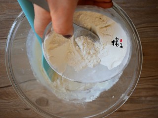 牛奶香芋饼,你倒入一个大碗中加入面粉